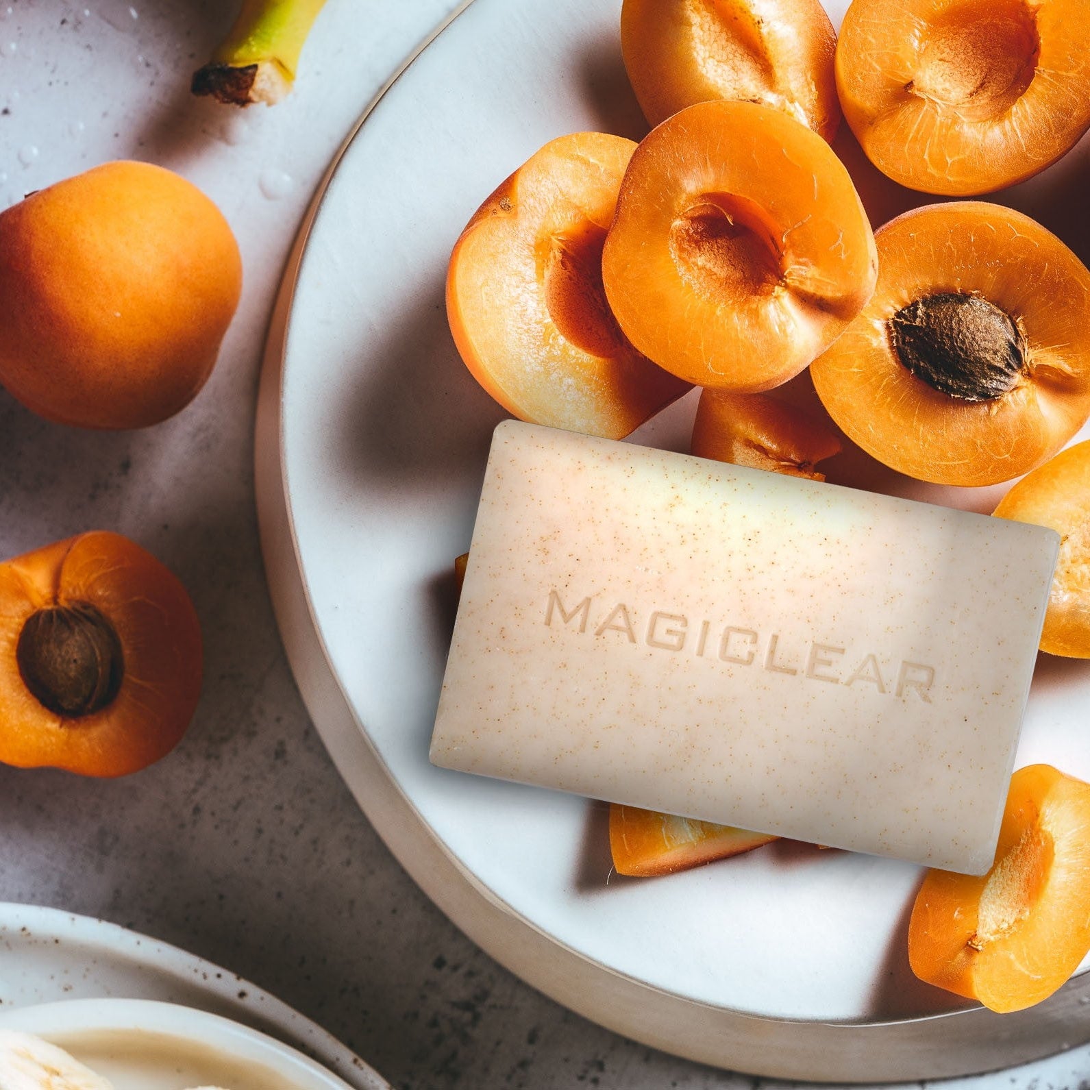 Magiclear savon clarifiant exfoliant visage corps, exfoliation douce et teint plus uniforme, disponible Riviera Cosmedics France