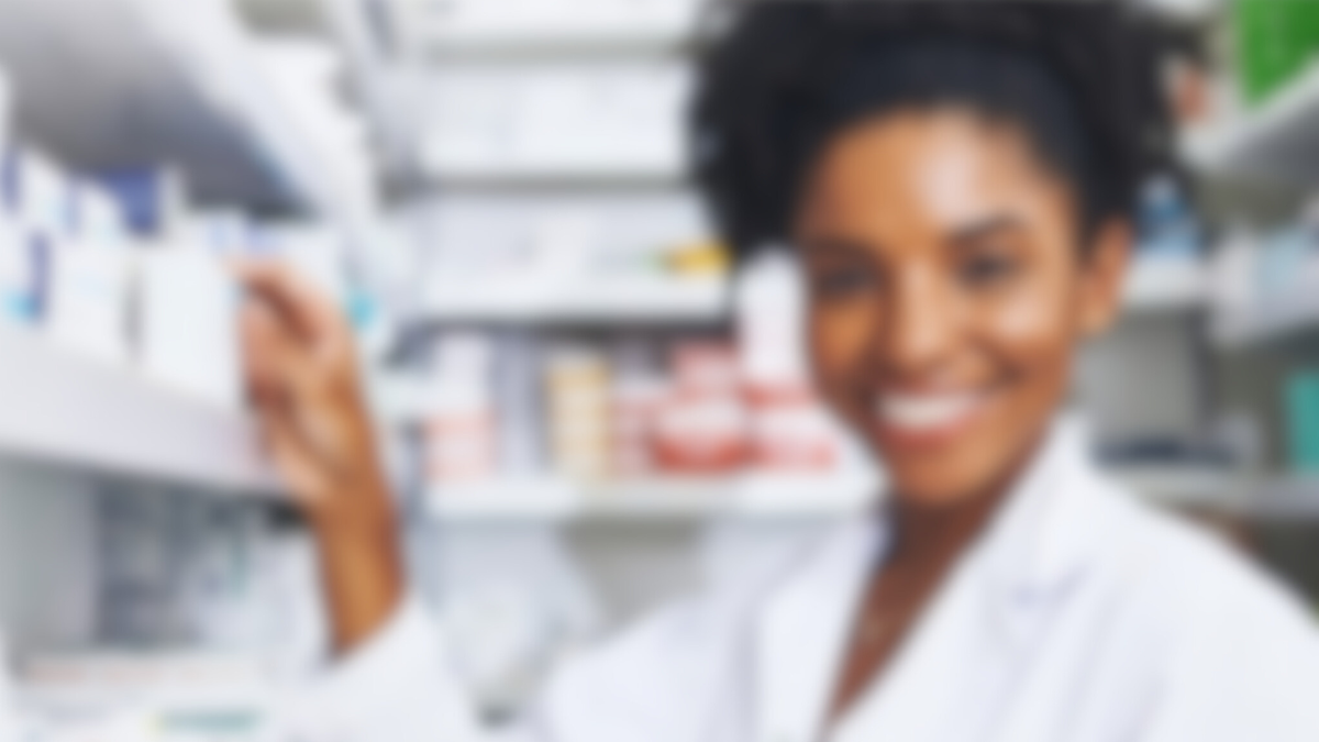 Pharmacienne souriante en officine – devenez pharmacie partenaire Magiclear et vendez nos soins anti-imperfections
